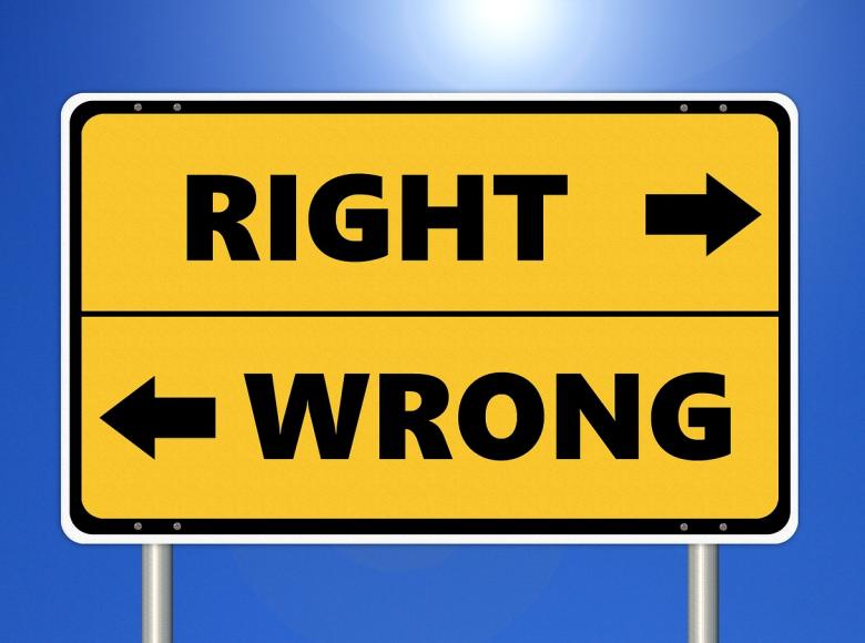 Sign with arrows pointed in opposite directions with right and wrong